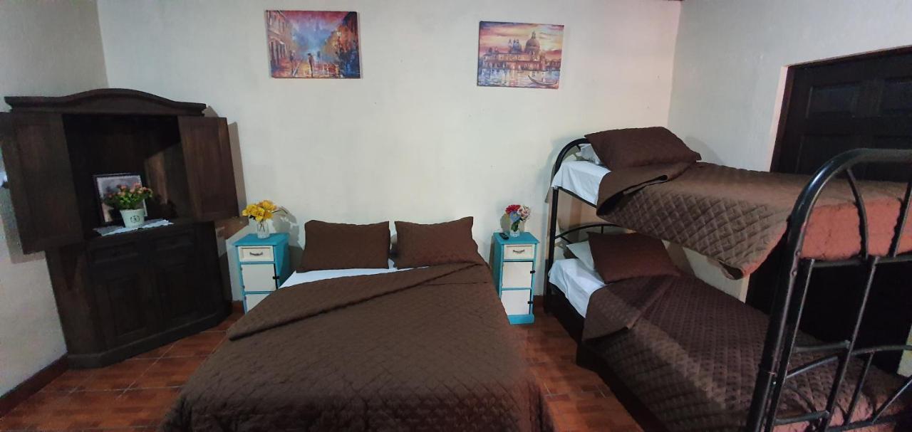 Parrot House Bed and Breakfast Antigua Buitenkant foto
