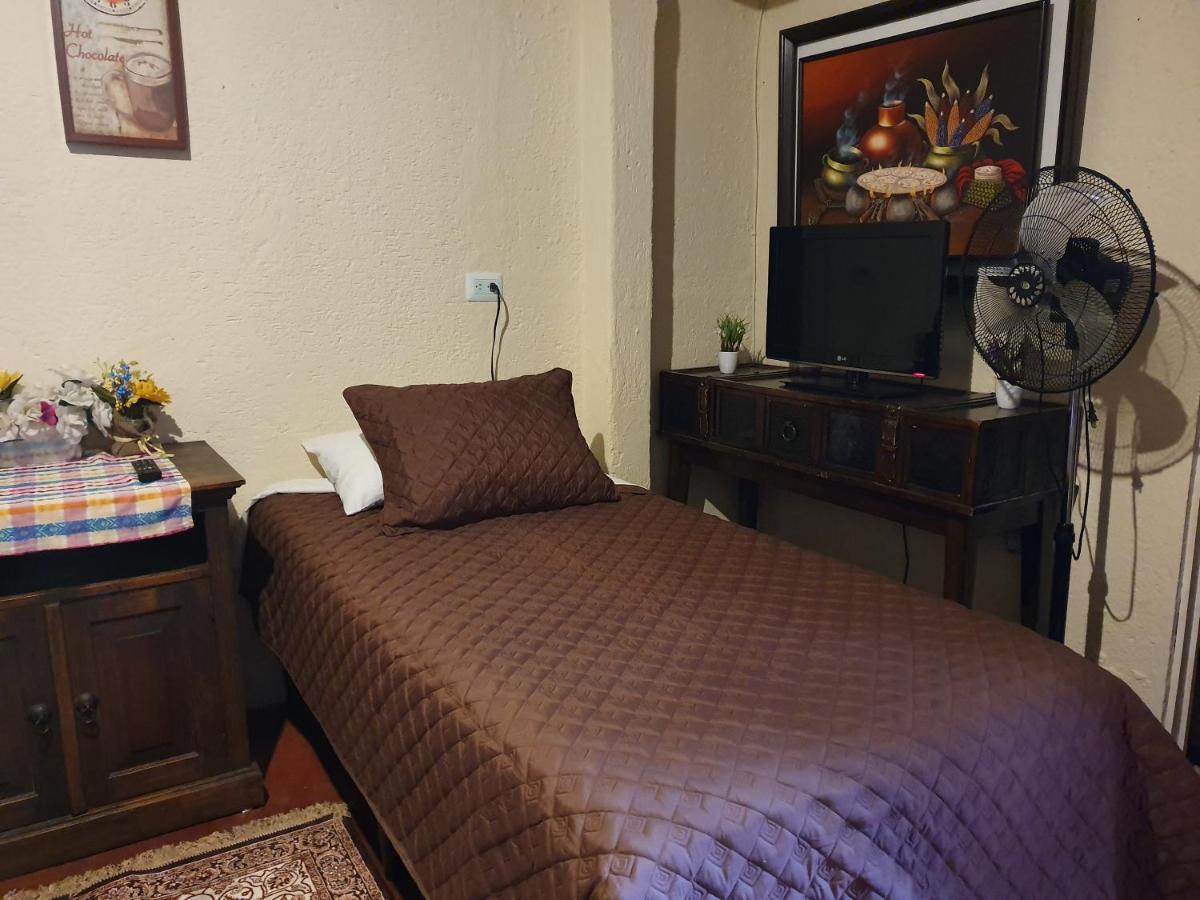 Parrot House Bed and Breakfast Antigua Buitenkant foto