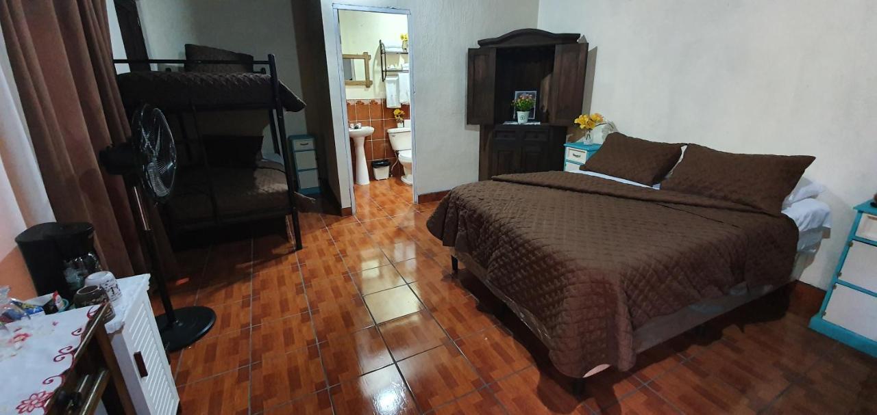 Parrot House Bed and Breakfast Antigua Buitenkant foto